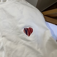 Сердце на белой футболке