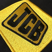 JCB - вышивка логотипа на крое