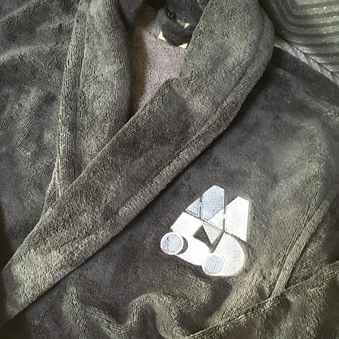 Вышивка логотипа на халате