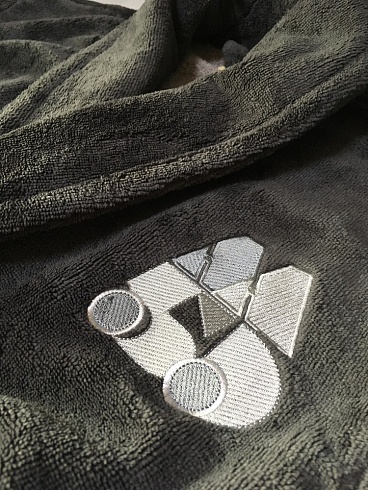 Вышивка логотипа на халате